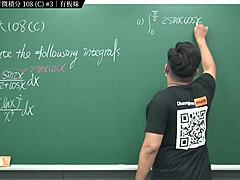 Regardez le professeur Zhang Xute enseigner à ses étudiants l'art du calcul dans cette vidéo porno en ligne