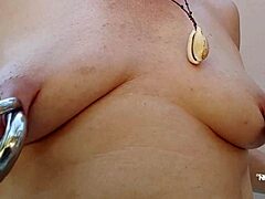Kinky MILF med piercing bröstvårtor blir kinky i utomhus BDSM-session
