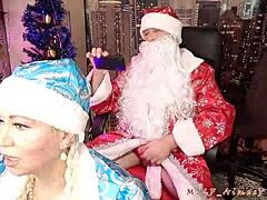 Mulher de joelhos e Papai Noel em um vídeo caseiro