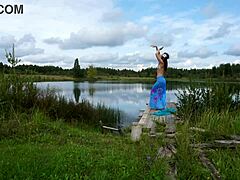ผู้หญิงใส่บิกินี่เต้นบนทะเลสาบ