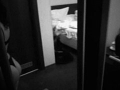 Anna, une milf russe, fait une fellation dans une chambre d'hôtel