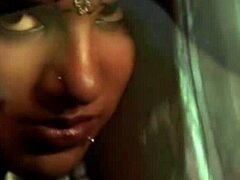 Une MILF indienne aux gros seins devient coquine sur la piste de danse dans une vidéo softcore