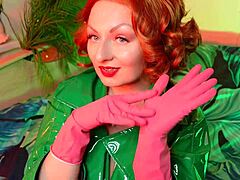 Arya Grander, eine rothaarige MILF, verführt und neckt in einem Fetischvideo mit rosa Handschuhen