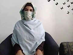 Egy igazi arab tinédzser hijabot visel, és örömet okoz magának, miközben a férje távol van