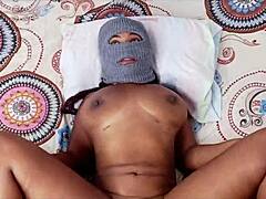 Kolumbialainen MILF, jolla on luonnolliset tissit, saa useita orgasmeja kastelu sohvalla