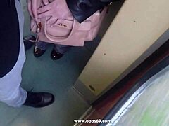 Kiimainen naimisissa oleva kuoppa-tarkkailija on tuhma junassa