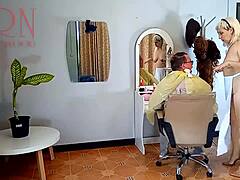 Une coiffeuse séduisante emmène un client surprise dans une station nudiste