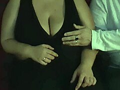 Şişman MILF yetişkin tiyatrosunda dokunuyor ve sonunda yabancıların penisine dokunuyor