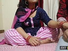 Een Indiase stiefmoeder wordt door haar stiefzoon in haar kont geneukt