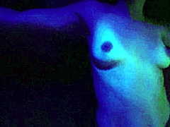 Eine in Unterwäsche gekleidete brünette Milf masturbiert in einem spanischen Pornovideo