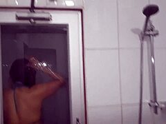 Smyslná milfka předvádí své mokré nohy, když má v sauně dvojitou penetraci