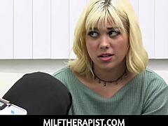 MILFtherapist และผู้ป่วยของเธอมีเซ็กส์โป๊สามคน