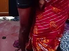 Una mujer india con grandes pechos es atrapada y follada fuertemente en su apretado coño