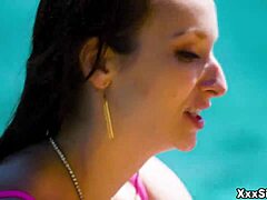 Prsatá manželka Lexi Luna svádí pro venkovní zábavu Seth Gambla, obsluhující bazén