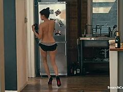 Celebrity Brittany Murphy membintangi adegan handjob panas dengan topless