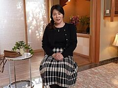 Mina Matsuokas, una donna sposata, fa sesso con le sue tette per la prima volta e riceve un creampie