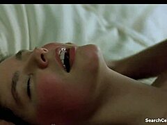 Pornostar busty Delphine Zentout într-o scenă senzuală de masturbare