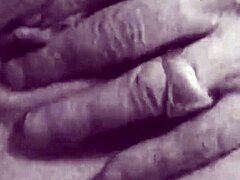 Érett és szőrös puncik egyesülnek egy vintage pornó videóban