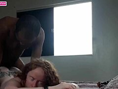 Fata fierbinte face sex anal și primește o ejaculare cu un penis mare negru