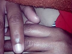 Amateur con una gran polla se masturba en un video casero