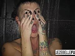 Jezebelle Bonds grote borsten stuiteren terwijl ze nat wordt onder de douche