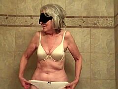 Äldre kvinna klär av sig och retas i en förnedrande video