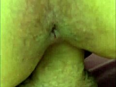 Piękna tłusta kobieta, mama, wypełnia swoje dojrzałe dziury analnym seksem