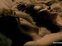 Célébrités nues : Caitriona Balfe dans une scène de porno mature et maman