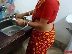 Amatööri intialainen vaimo esittelee taitonsa kotitekoisessa videossa