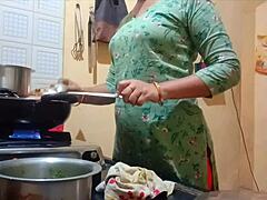 Amateur Indiase vrouw wordt hard geneukt in de keuken