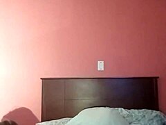 ¡Esta puta amateur se enfrenta a una gran polla negra en este video casero! ¡No te lo pierdas!