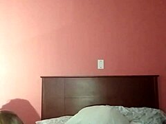 अमेचुर स्लट इस होममेड वीडियो में एक बड़े काले लंड को लेती है।